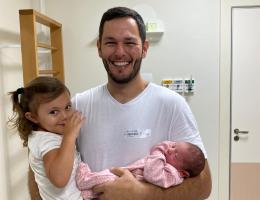 Papai Leonardo feliz com suas princesas nos braços.