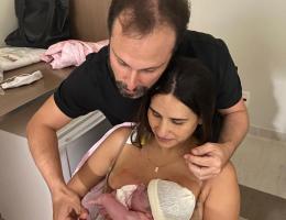 Papai Felipe cortando o cordão umbilical da bem-nascida Melissa.