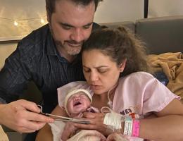 Papai Iedo cortando o cordão umbilical da pequena Ísis