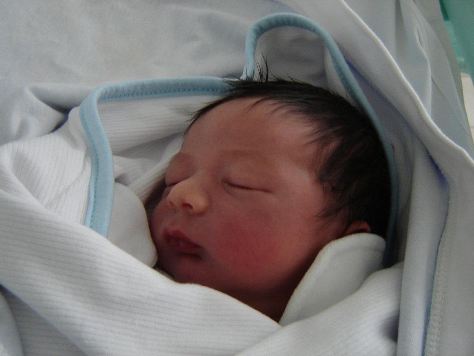 Ian Carvalho Páschoa, filho de Valéria e Eduardo. Nasceu com Dr, Marco Aurélio Valadares.