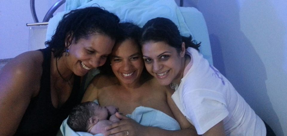 As doulas Isabel Cristina e Daphne Paiva doulando Jane Adélia, em parto no Hospital Sofia Feldman. Elas trabalham com os obstetras do Núcleo Bem Nascer.