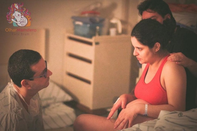 Deborah Costa e seu companheiro, Diego,  no momento do nascimento de Enzo (foto de Kalu Brum)
