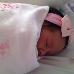 O parto foi cesárea, ela estava pélvica (sentada).