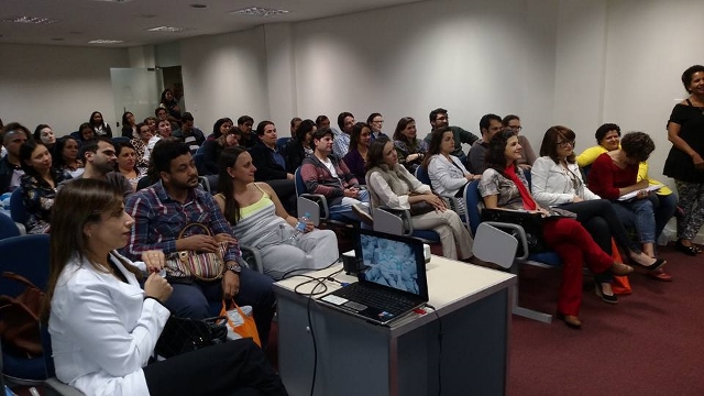 Oitenta pessoas lotaram o auditório da Associação Médica de MG.
