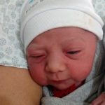 Alice no colinho da mamãe.