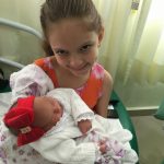 A irmãzinha Rafa conhecendo Alice!