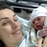 No aconchego no colo da mamãe.