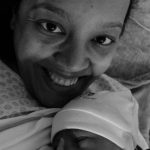 Sophia sendo embalada nos braços de sua mãe.