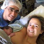 Laura estava assentadinha.