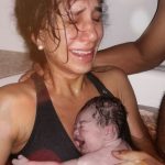 Momento de emoção nos braços da mamãe.