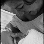 Afeto no olhar da mamãe Mariana.