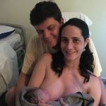 Mamãe amamentando o bem nascido Vinícius.