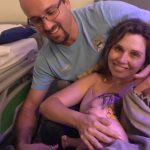 Papai Lucas cortando o cordão umbilical do Vitor.