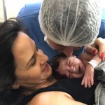 Luis recebendo o carinho do papai, e o amor no olhar da mamãe.