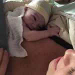 Pele a pele com a mamãe.