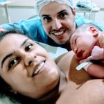 A felicidade estampada no olhar do papai e da mamãe