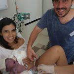 Rafael curtindo o colinho da mamãe Márcia