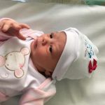 Clara observando o mundo que acabou de conhecer