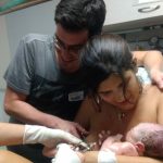 Papai cortando o cordão umbilical do Bernardo