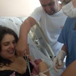 Papai Leandro cortando o cordão umbilical da Laís