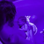 Papai Paulo cortando o cordão umbilical