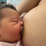 Pele a pele com a mamãe, aleitamento materno.