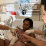 Papai Humberto cortando o cordão umbilical da Clarice