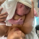 Pele a pele com a mamãe, aleitamento materno.