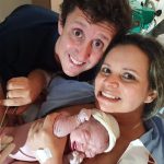 Felicidade estampada no rosto dos papais.