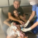 Papai Felipe cortando o cordão umbilical  do Augusto.