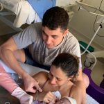 Papai Felipe cortando o cordão umbilical  da Lavínia