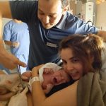 Papai César cortando o cordão umbilical  do Lucas