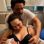 Papai Sílvio cortando o cordão umbilical  da Elisa