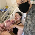 Papai Ricardo cortando o cordão umbilical da Alice.