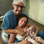 Papai Gustavo cortando o cordão umbilical da Mariah .