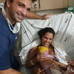 Papai Frederico cortando o cordão umbilical  da Lila Maria