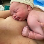 Pele a pele com a mamãe.