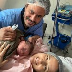 Felicidade estampada no rosto dos papais.