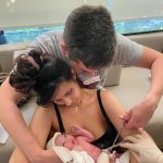 Papai Rodrigo cortando o cordão umbilical de Bettina.