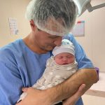 O melhor lugar do mundo é dentro de um abraço.