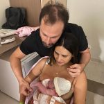 Papai Felipe cortando o cordão umbilical da bem-nascida Melissa.