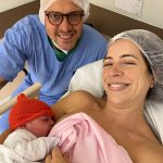 Maria sendo paparicada pela Mamãe Andrea e pelo Papai Luciano.