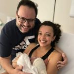 Caetano sendo paparicado pela Mamãe Letícia e pelo Papai Paulo.