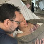 Caetano sendo admirado pelos  papais  Letícia e Paulo .