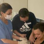 Papai Paulo cortando o cordão umbilical do Caetano.