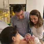 João Guilherme sendo admirado pela família.