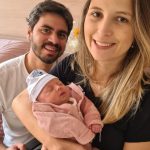 Papai Rafael e Mamãe Jordane felizes com a chegada da Lara.