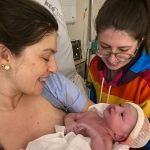 Elis sendo paparicada pela Mamãe Fabiana e pela Titia Flávia.