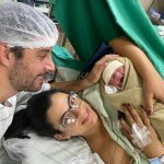 Mamãe Camila e Papai Rodrigo alegres com a chegada do Matheus.