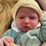 Pedro relaxando nos braços da mamãe Isabella.